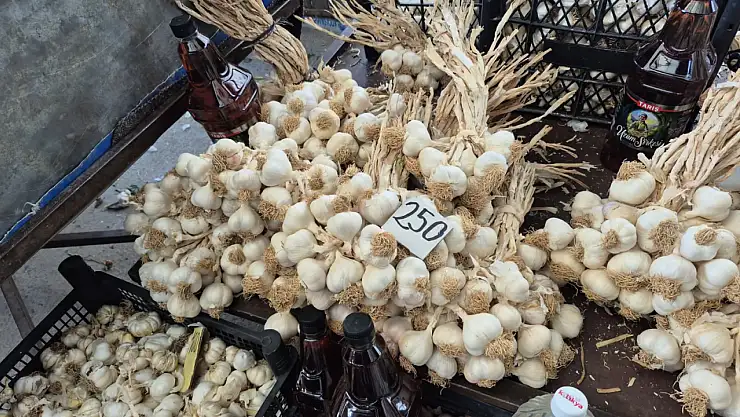 Pazar tezgahının en pahalı ürünleri bamya ve sarımsak oldu
