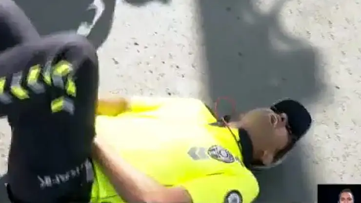 POLİS MEMURU, VATANDAŞIN SALDIRISINA UĞRADI