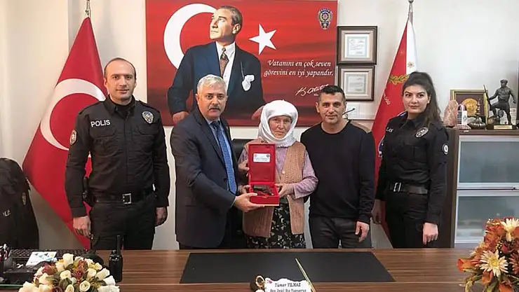 POLİSLER ŞEHİT ANNESİNİN TALEBİNİ YERİNE GETİRDİ