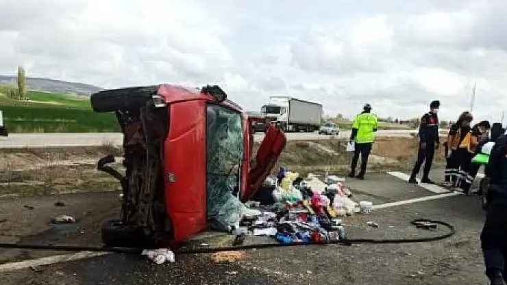 REFÜJE ÇARPAN OTOMOBİL KARŞI ŞERİDE UÇTU: 7 YARALI