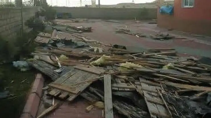 Rüzgar Çatıları Uçurdu