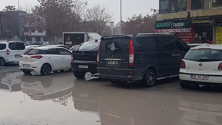 SAHABİYE'DE VATANDAŞLARDAN ÇAMUR VE OTOPARK TEPKİSİ