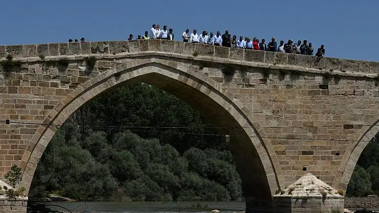 ŞAHRUH KÖPRÜSÜ'NÜN YANINA MİLLET BAHÇESİ YAPILACAK