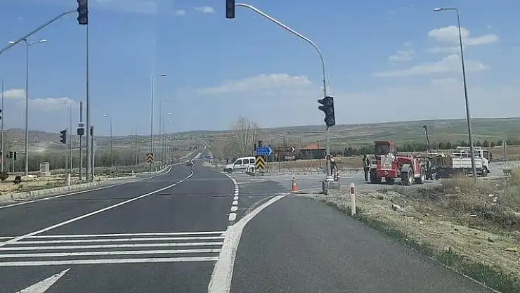 SARIOĞLAN ÇİFTLİK YOL KAVŞAĞINDA TRAFİK IŞIKLANDIRILMASI YAPILIYOR