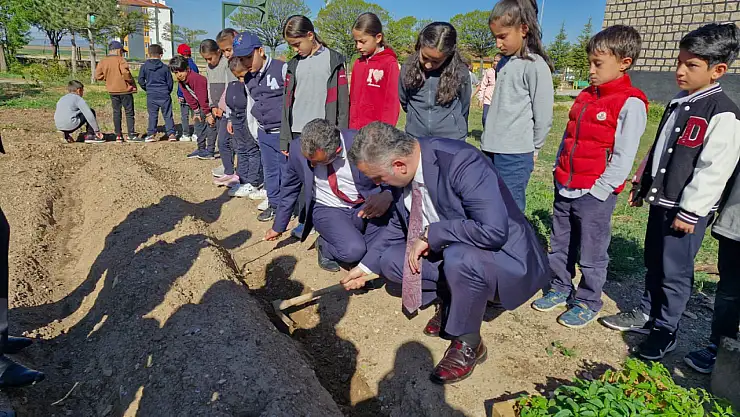 Sarıoğlan'da öğrenciler kendi meyvelerini yetiştiriyor