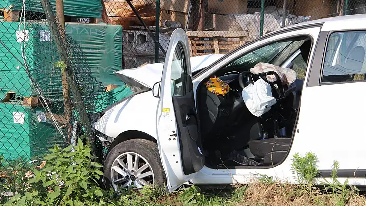 Savrulan otomobil bahçe'ye daldı 4 yaralı !