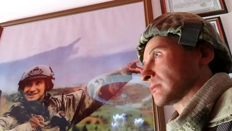 ŞEHİDİN BALMUMU HEYKELİNİ YAPTIRIP AİLESİNE HEDİYE ETTİLER