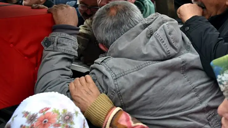 ŞEHİT BABASINA ACI HABER AYAKKABI BOYARKEN VERİLDİ