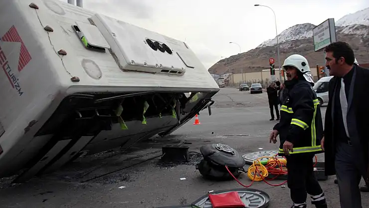 Servis araçları kaza yaptı