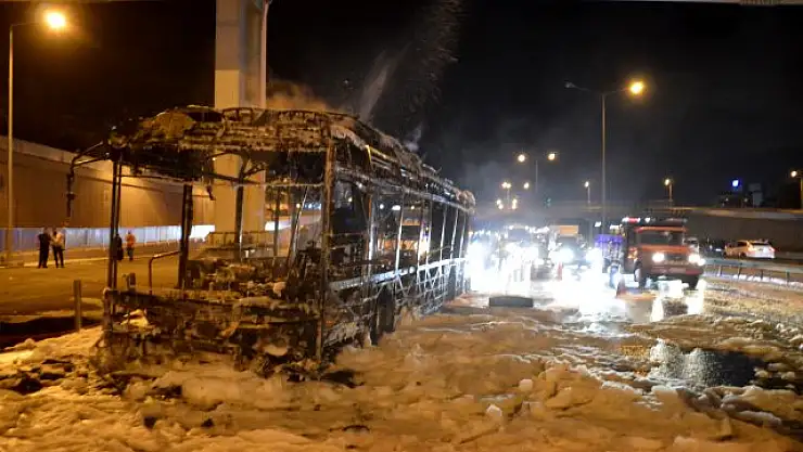 SEYİR HALİNDEKİ HALK OTOBÜSÜ KÜLE DÖNDÜ