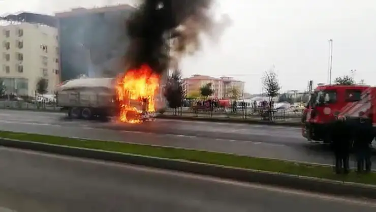 SEYİR HALİNDEKİ KAMYON ALEV TOPUNA DÖNDÜ