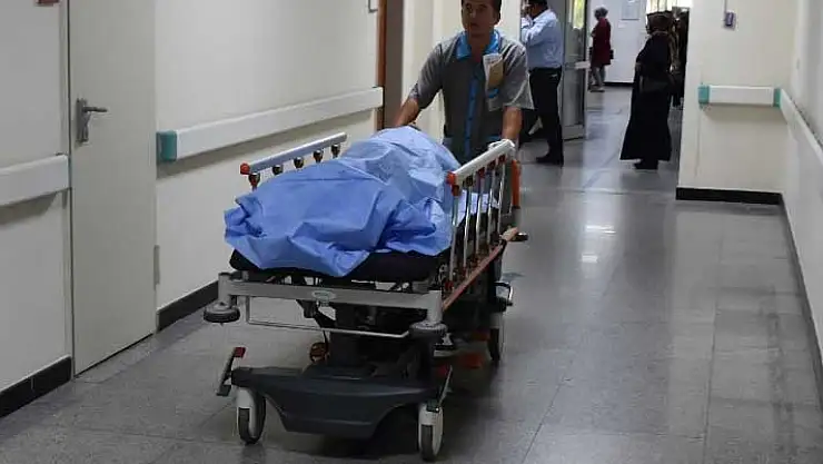 SEYİR HALİNDEKİ OTOMOBİLDEN ATILDI, YARALANDI