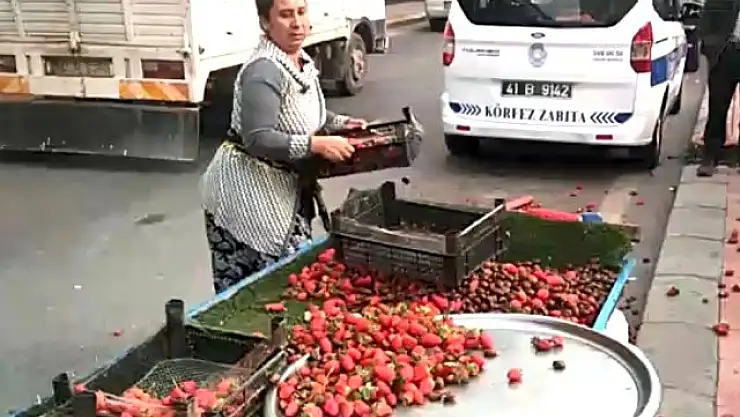 SEYYAR SATICI, ZABITALARI GÖRÜNCE ÇİLEKLERİ YOLA SAÇTI