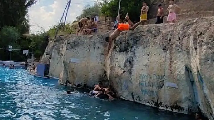 SICAKTAN BUNALAN VATANDAŞLAR 400 YILLIK 'KEŞİŞİN HAVUZU'NA AKIN ETTİ