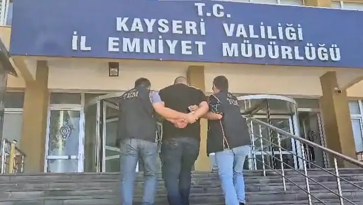 SİLAHLA YAĞMA SUÇUNDAN ARANAN KİŞİ YAKALANDI