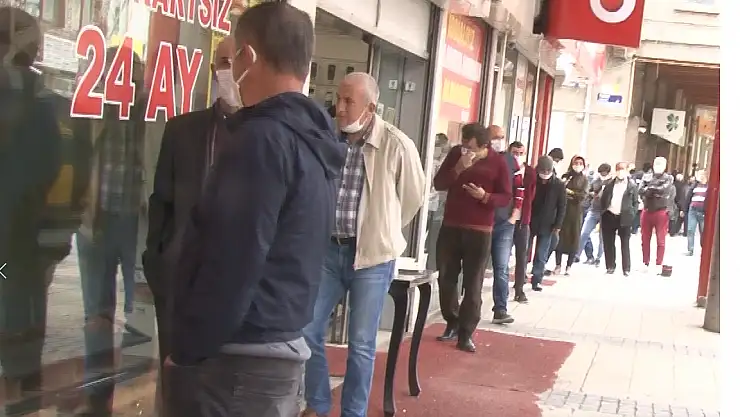 SOKAĞA ÇIKMA YASAĞI BİTTİ, BANKALARIN ÖNÜNDE UZUN KUYRUKLAR OLUŞTU