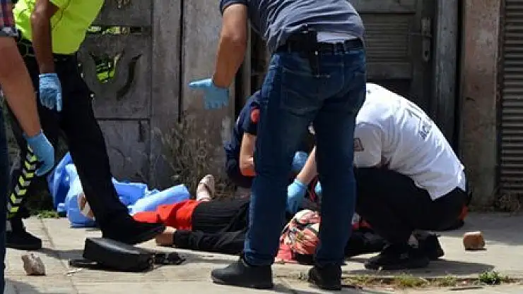 SOKAK ORTASINDA SEVGİLİSİNİ ÖLDÜRDÜ, POLİSİ GÖRÜNCE KENDİNE SIKTI