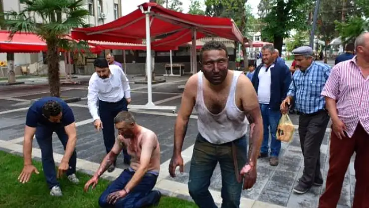 Sokak Ortasında Yanan İşçileri Vatandaşlar Söndürdü