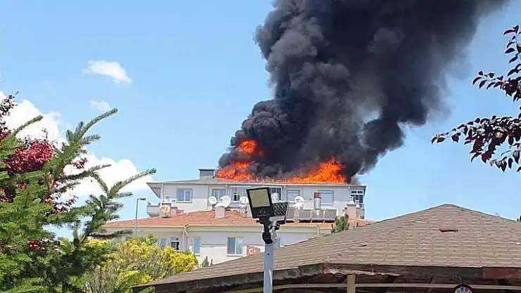 SON DAKİKA! ZÜMRÜT'TE BİR BİNANIN ÇATISINDA YANGIN ÇIKTI