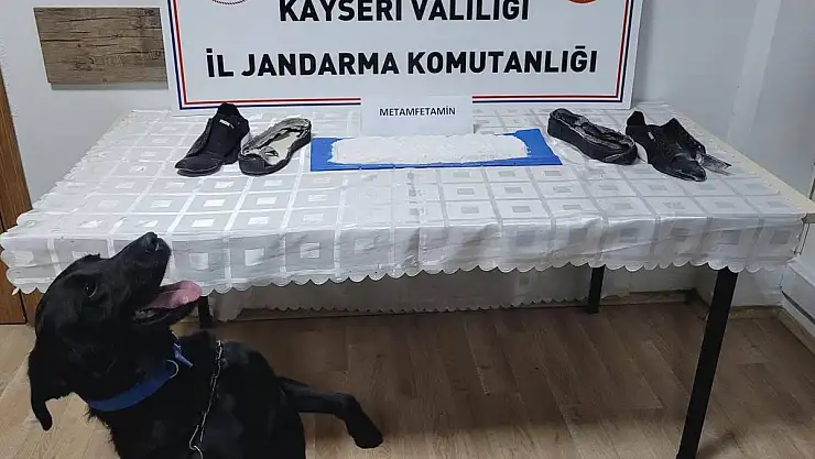 ŞÜPHELİNİN AYAKKABISINDAN UYUŞTURUCU MADDE ÇIKARILDI