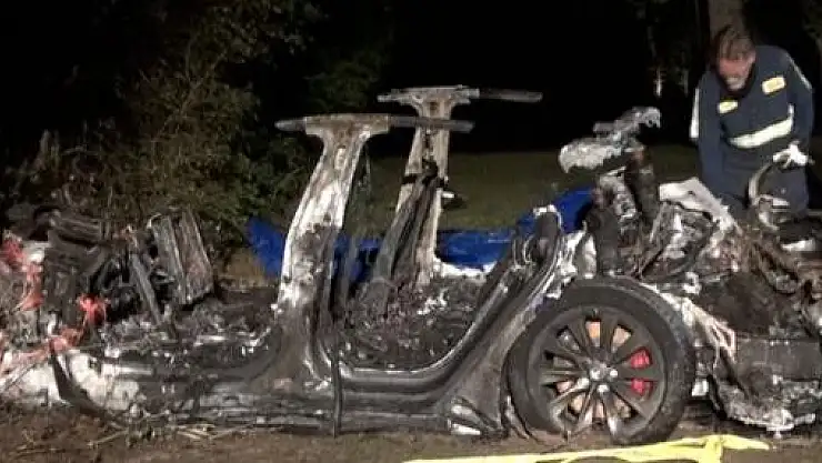 SÜRÜCÜSÜZ TESLA AĞACA ÇARPIP KÜLE DÖNDÜ!