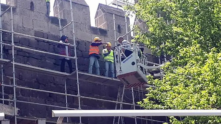 Tarihi kalede bayılan işçiyi kurtarma operasyonu