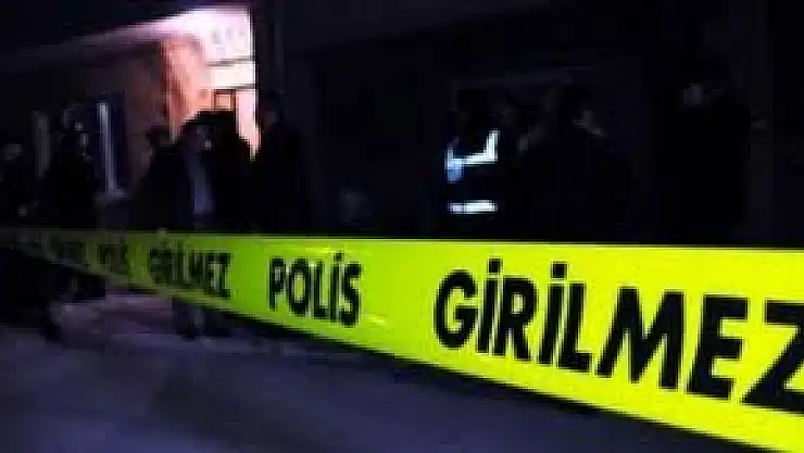 Tartıştığı babasını boğazını keserek öldürdü