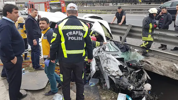 TIR ile minibüs çarpıştı, vali ve kaymakamların eşleri yaralandı