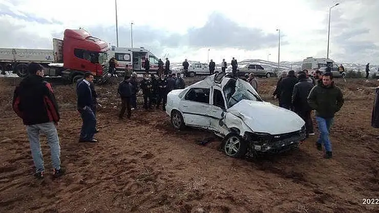 TIR OTOMOBİLE ÇARPTI: DOKTOR ANNE VE KIZI YARALANDI