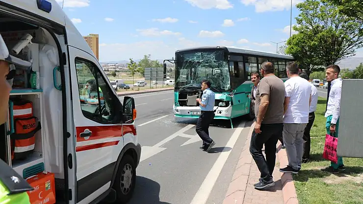 Tıra çarpan halk otobüsü refüje çıkarak durabildi: 9 yaralı