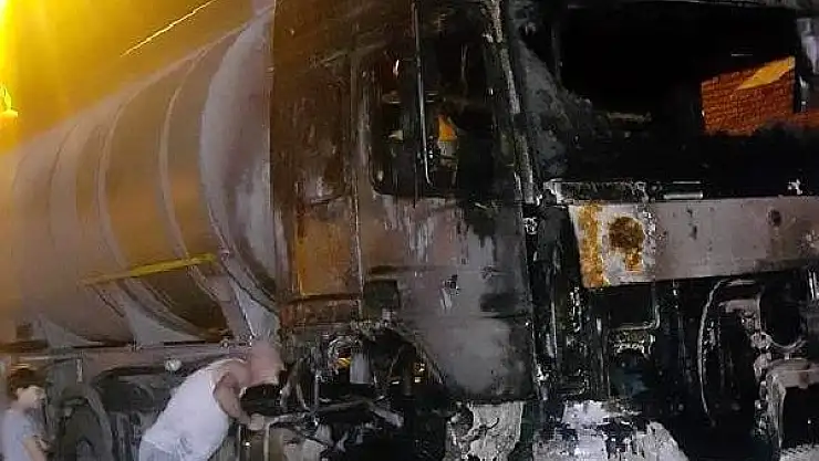 TIR'I YANAN SÜRÜCÜ VE YAKINLARI  İTFAİYE ERİNE SALDIRDI