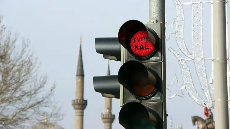 TRAFİK IŞIKLARINDA 'EVDE KAL' UYARISI