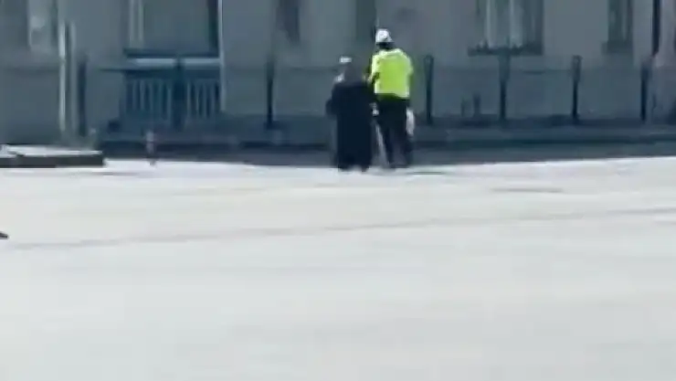 TRAFİK POLİSİNDEN YAŞLI VATANDAŞA YARDIM ELİ