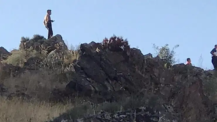TÜFEKLE KAYALIKLARA ÇIKAN ŞAHIS 1 SAAT SONRA İKNA EDİLDİ
