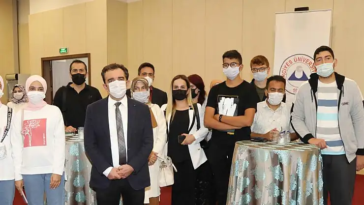 TURKOVAC AŞISI PROJE LİDERİ ÖZDARENDELİ, ERÜ'DE ADAY ÖĞRENCİLER İLE BULUŞTU