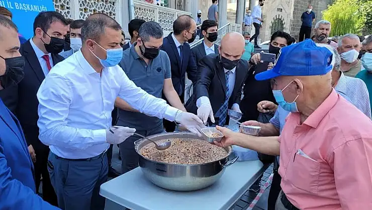 ÜLKÜ OCAKLARI VE KGGD'DEN VATANDAŞLARA AŞURE İKRAMI