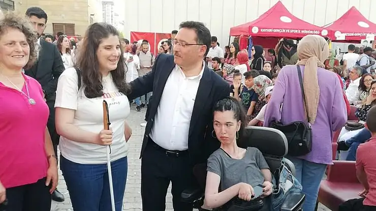 VALİ ÇİÇEK'TEN PASAPORT ÇIKARTAMAYAN ENGELLİ ÖĞRENCİYE YARDIM SÖZÜ