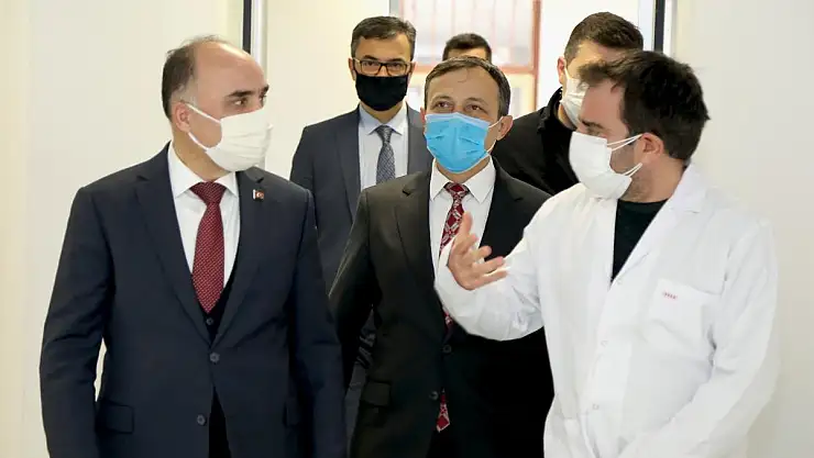 VALİ ŞEHMUS GÜNAYDIN VE REKTÖR ÇALIŞ, ERÜ AŞI ARAŞTIRMA VE UYGULAMA MERKEZİ'NDE İNCELEMELERDE BULUNDU