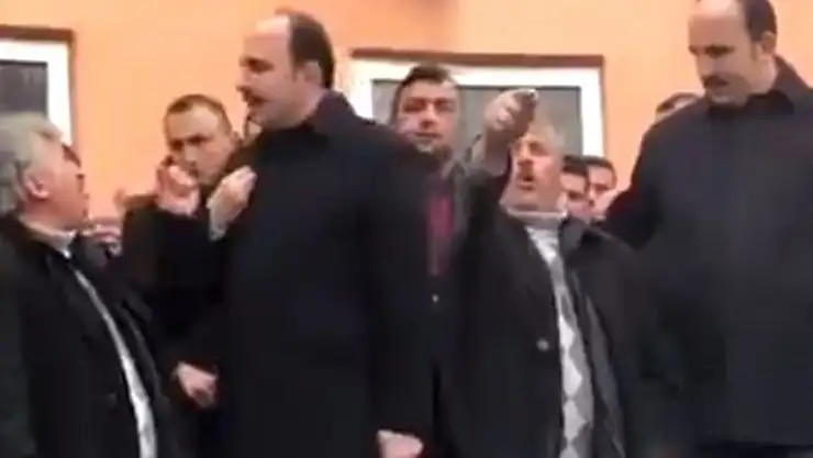 Vatandaş Belediye Başkanı'na İsyan Etti: Cenabet Geziyorum