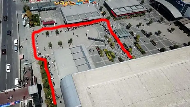 VATANDAŞLAR, AVM KAPILARINDA UZUN KUYRUKLAR OLUŞTURDU