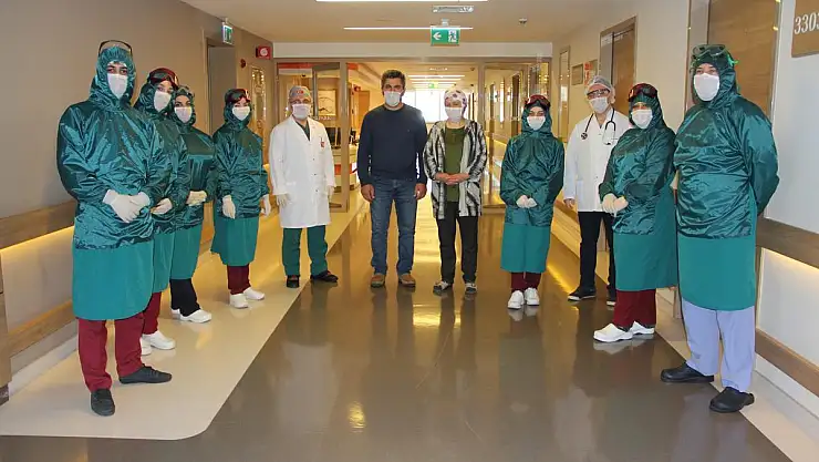 VİRÜSÜ YENDİLER, ALKIŞLARLA HASTANEDEN ÇIKTILAR