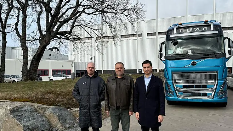 VOLVO'DAN ABC LOJİSTİK'E TARİHİ JEST: İSVEÇ'TE İLK KEZ TÜRK BAYRAĞI GÖNDERE ÇEKİLDİ