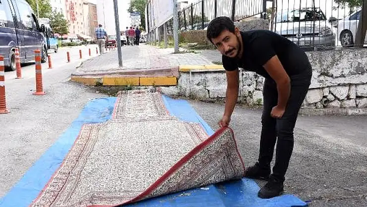 YAĞMUR YAĞDI,BÜTÜN CADDEYİ HALIYLA KAPLADI