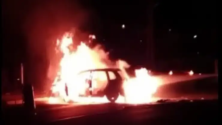 YAHYALI'DA KAZA SONRASI ARAÇ ALEV ALDI: 4 YARALI