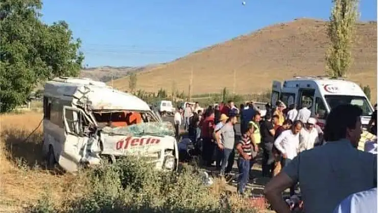 YAHYALI'DA TRAFİK KAZASI: 18 YARALI