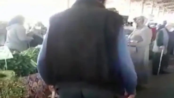 YAŞLI ADAM, PAZAR YERİNDE ÖNÜNE GELEN HERKESİ TACİZ ETTİ