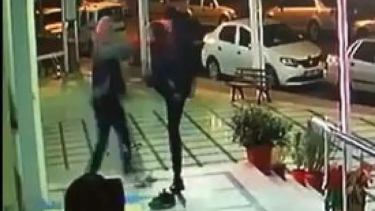 YAŞLI ADAMA KİRACISINDAN TEKME TOKAT SALDIRI