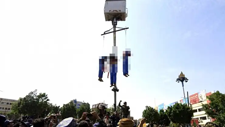 Yemen'de, 10 Yaşındaki Çocuğa İşkence Eden Üç Sapık, Şehir Meydanında Vince Asıldı