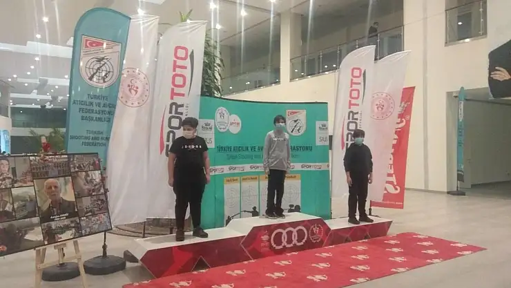 YİĞİT ALP ZEKİ'DEN HAVALI TABANCA'DA TÜRKİYE REKORU