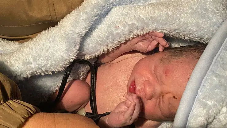 YOLDA MAHSUR KALAN HAMİLE KADIN DEVRİYE ARACINDA DOĞUM YAPTI